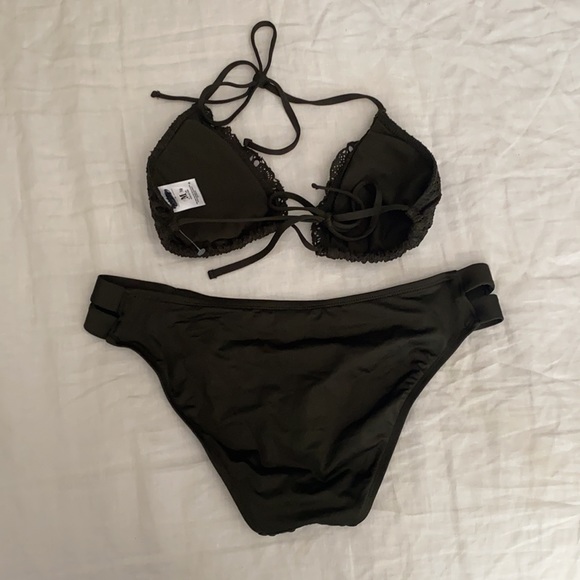 Bikini - Picture 2 of 2